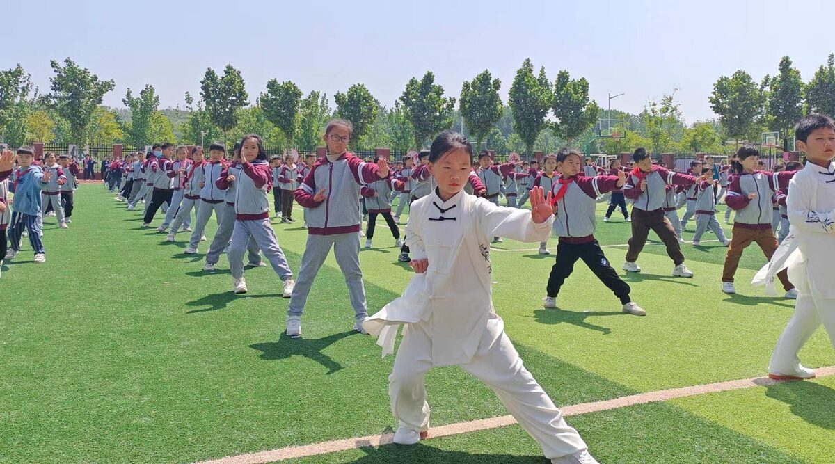 Дети занимаются тайзцицюнь в школе