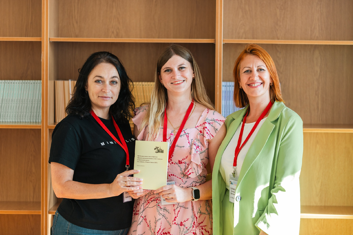 На фото учителя физики (слева направо): Светлана Бондаренко (Симферополь), Марина Левещенко (Симферополь) и Екатерина Голубицкая (поселок Мостовской Краснодарского края).