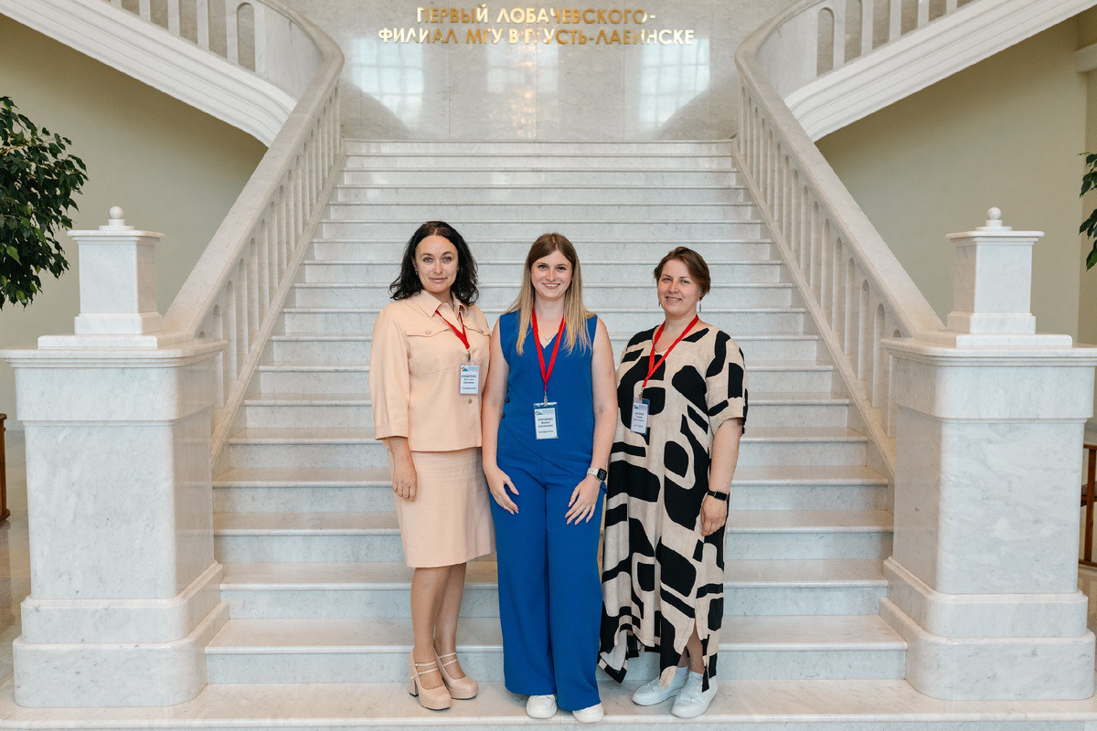 На фото учителя физики (слева направо): Светлана Бондаренко (Симферополь), Марина Левещенко (Симферополь) и Ваулина Татьяна (Гурзуф).