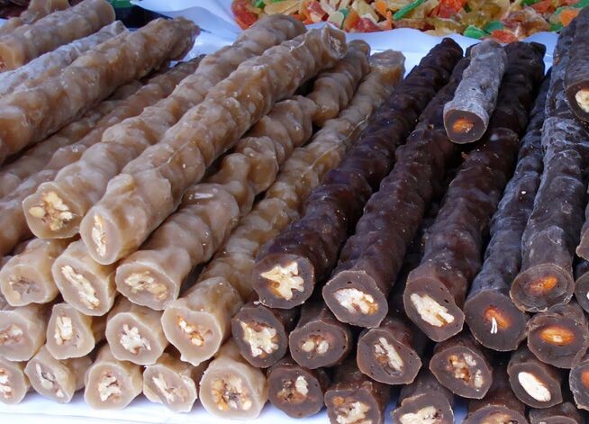     Суджукос — традиционная кипрская сладость. Это сладкая колбаска из уваренного виноградного сока и орехов. В сок для густоты добавляют муку, а в качестве начинки используют миндаль или грецкие орехи.  tourist