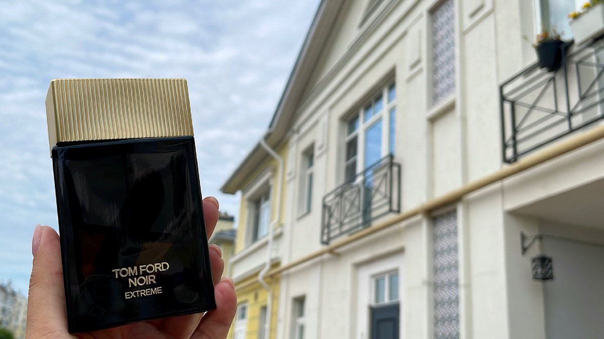 Верхние ноты: кардамон, шафран, мандарин, мускатных орех и шафран создают яркое и пряное вступление, которое сразу привлекает внимание.
Средние ноты: кульфи, жасмин, цветок апельсина и роза придают аромату мягкость и цветочную глубину.
Базовые ноты: ваниль, амбра, сандаловое дерево, кедр и кашемировое дерево создают теплое, бархатистое и стойкое послевкусие, которое долго держится на коже.