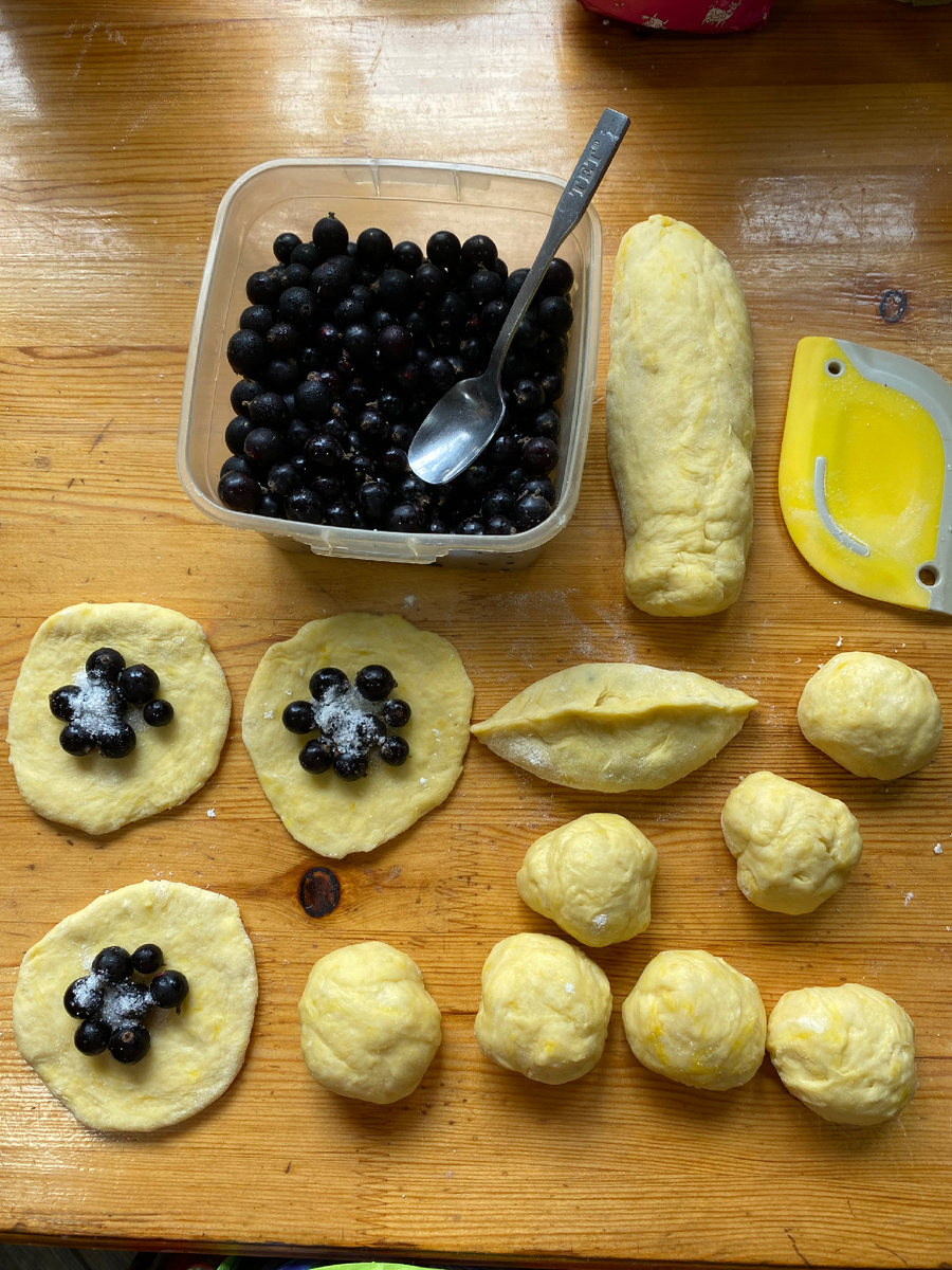 Тесто у меня , как обычно без рецепта . Состав : 3 яйца , баночка сметаны , столько же майонеза , 1/2 чайной ложки соды , 11 г сухих дрожжей , 1/2 чайной ложки соли и стакан сахара . Всё перемешать и добавить просеянной муки . )  При замешивание тесто должно отставать от рук . Смазываем миску растительным маслом и колобок теста укладываем в неё , колобок по мере роста обминаем 3 раза . Выпекаем в духовке при 180 градусах 20 -25 минут . ( у всех духовки разные и возможно Вам температуру в духовке надо выстраивать меньшую . 