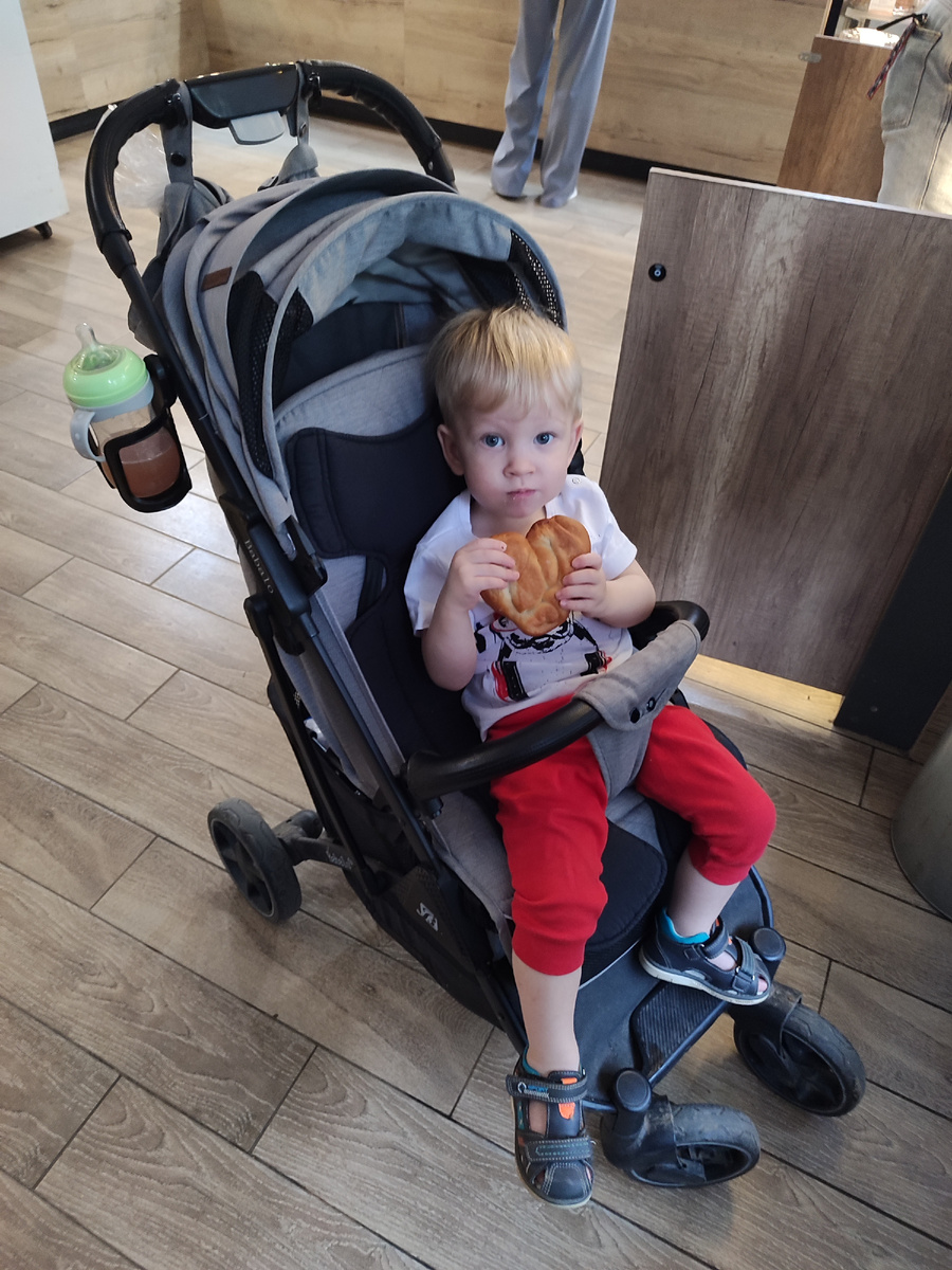 Штаны носит с 10 месяцев)