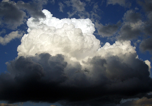 Почему облака выглядят белыми, а тучи — тёмными?