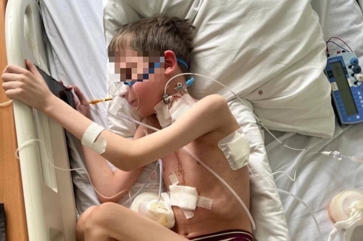    У 10-летнего мальчика из Казахстана порок сердце. В Новосибирске ему провели операцию. Однако, по словам мамы ребенка, забыли в вене пациента струну от катетера.