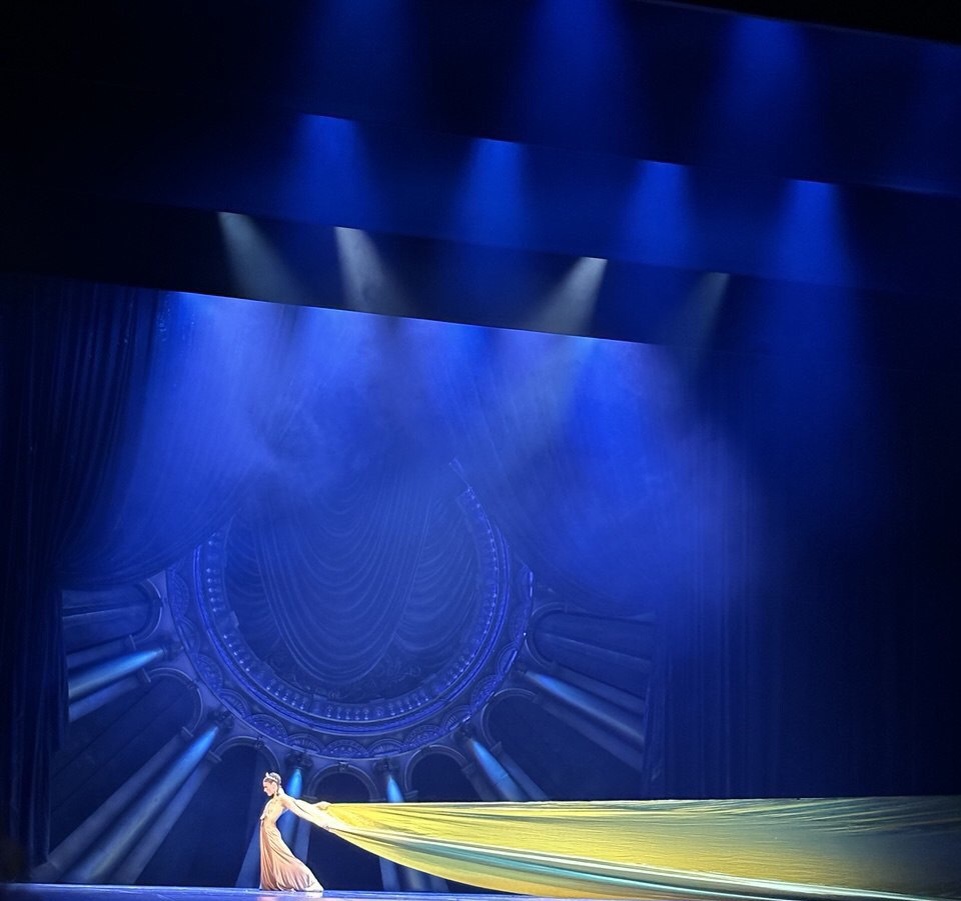 Выход императрицы. «Русский Гамлет». Гастроли Театра балета Бориса Эйфмана в Большом театре. Фото автора.