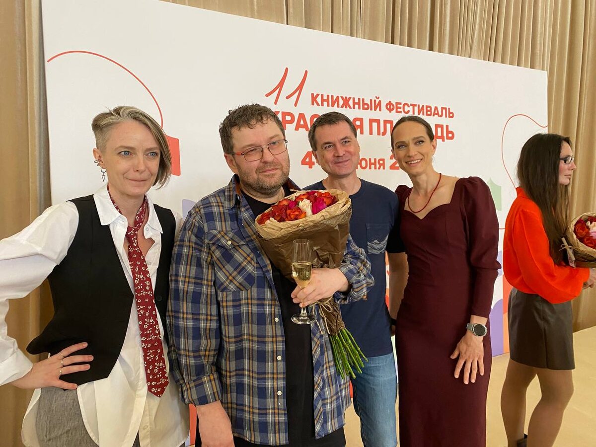 Эдуард Веркин после объявления короткого списка "БК" (с Асей Шевченко и Шамилем Идатуллиным) фото моё