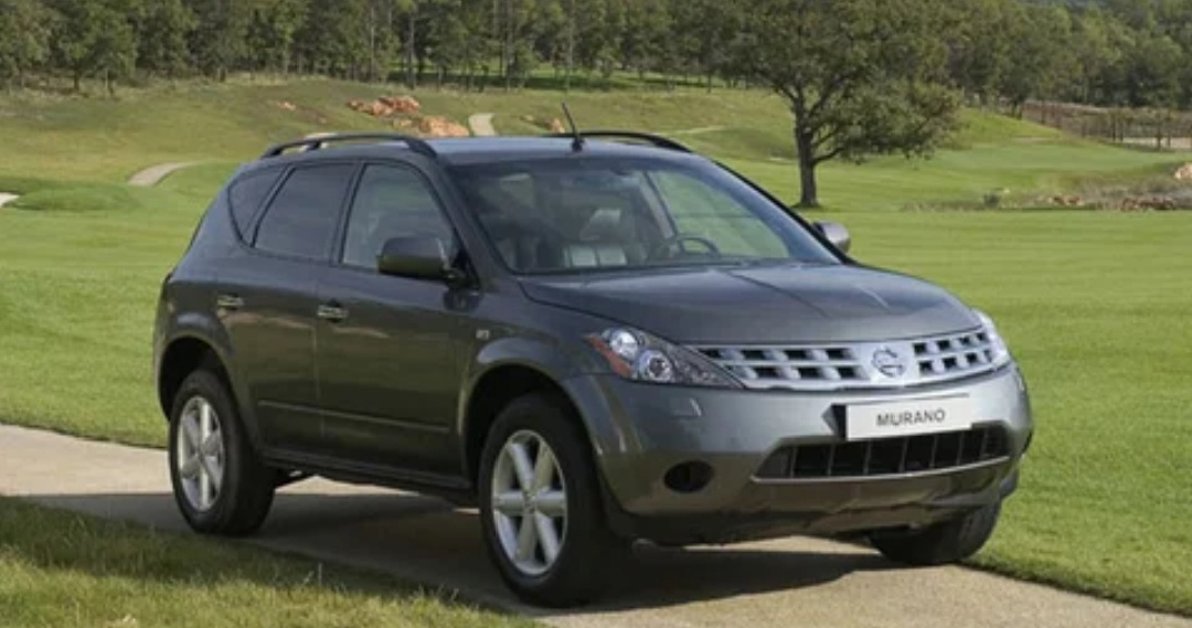 Murano первым сделал кроссовер по-настоящему дизайнерским: прищуренные фары и «парящие» стойки (Источник: Nissan)