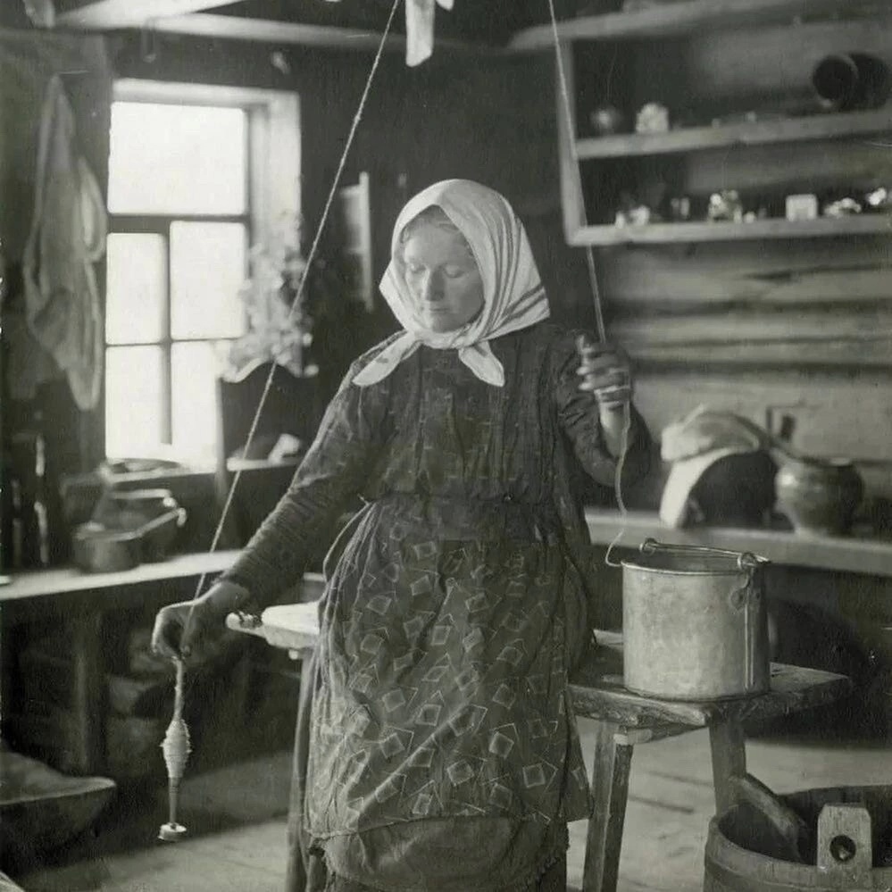 Рязанская крестьянка за сучением нитей с помощью веретена с пряслицем. Фото В. М. Машечкина из собрания РЭМ