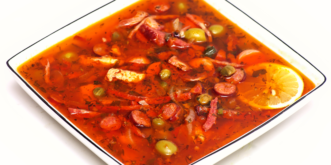 Рецепт наваристой солянки с колбасой, мясом и огурцами в домашних условиях