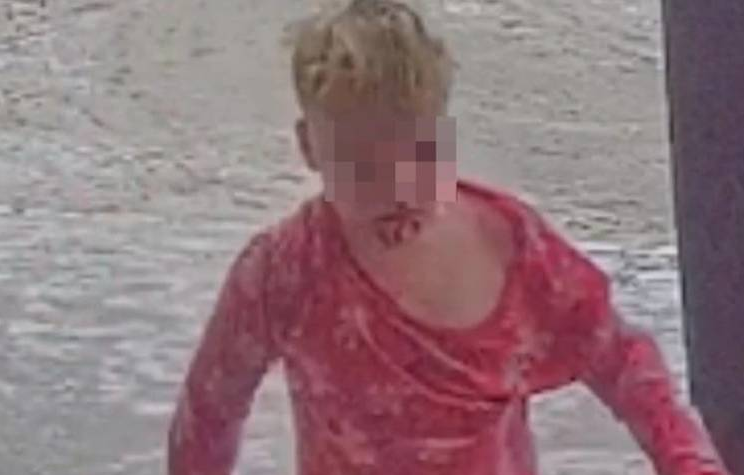 Ребёнок в мокрой пижаме убегает от пьяного отчима /// Кадр с камеры наружного наблюдения