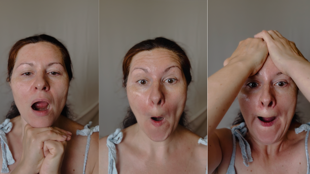 Открыв рот нажмите на свой кулак, посчитайте до 20 снова, затем, не закрывая рта уберите все губы за зубы, поднимите брови и поставьте ладони на лоб над бровями, прижав весь лоб к черепу и расправив его под ладонями.