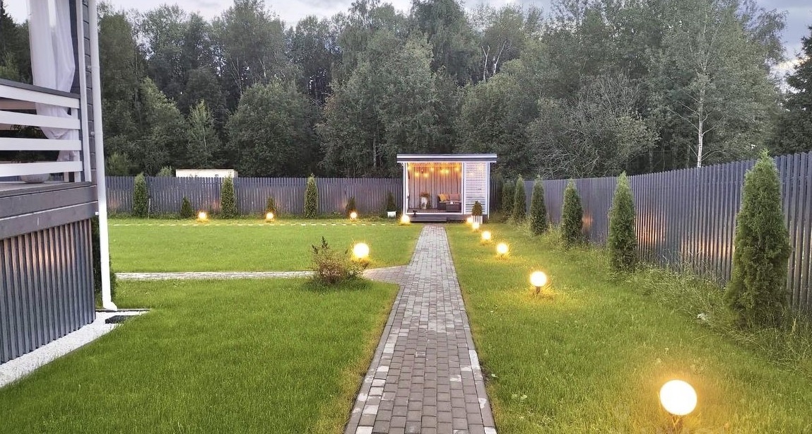 
Немного рассуждений относительно заработка на недвижимости, “по следам” недавнего общения с клиентом.
Один из моих знакомых, опытный инвестор, решил попробовать разделить (диверсифицировать) риски и вложиться в проект флиппинга загородного дома. 

В целом, понятная идея. 
Более того - строители, с которыми он договорился сделать этот проект уже продали пару домов и имели опыт и все необходимые навыки.
Дом построили в прошлом году и начали продавать. 
Были просмотры, даже несколько потенциальных покупателей, но время шло, а покупатель так и не нашелся.
Решили вложить еще денег в “тюнинг” участка - сделали красивые дорожки, подсветку, автоматические ворота, посадили деревья, но покупатели так пока и не спешат заключать договор купли-продажи.

Конечно, ребятам не повезло с тем, что ипотека по сути, умерла. 
Продаются дома от застройщиков, подходящие под льготную ипотеку, через счета “эксроу”, но там тоже не все так легко и те кто их покупают сильно переплачивают, так как застройщик включает в цену “отсрочку” оплаты. 

Тема загородных домов мне близка, поскольку половину времени в году я живу за городом. Живу давно и мне это очень нравится!

Я не знаю математики проекта, какая закладывалась прибыль и какие планировались сроки реализации, но по факту - прошел год, а дом, несмотря на то, что он красивый, не очень далеко от Москвы, с благоустроенной территорией и в коттеджном поселке, до сих пор не продан. 
Цена в рекламе сейчас - это нулевая рентабельность, то есть попытка вернуть затраченные деньги и речь о том, чтобы заработать уже не идет.

Отсюда вывод - не всякий дом продается быстро и на нем можно заработать. Конкуренция большая, домов много и в отличии от квартир их рыночная цена имеет довольно большой диапазон. 
К тому же дом - не предмет первой необходимости, а скорее дополнение к имеющейся квартире и с такой ставкой по ипотеке спорный вариант для инвестиций.

С другой стороны - нельзя класть “все яйца в одну корз