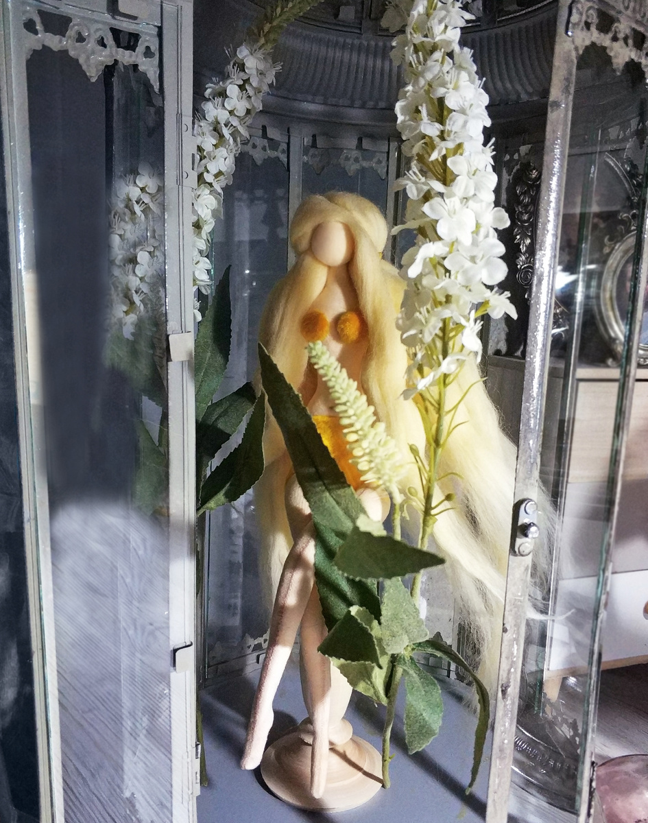 На данном этапе тело куклы сшито, набито и закреплено на подставке.