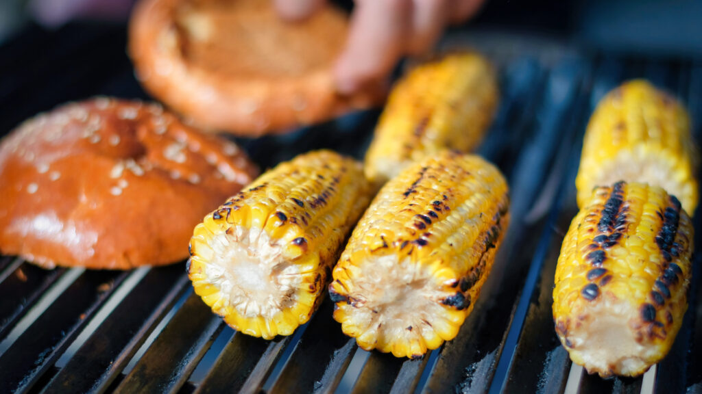    Frying corn cob and burger bun on a grill. BBQ Журналист