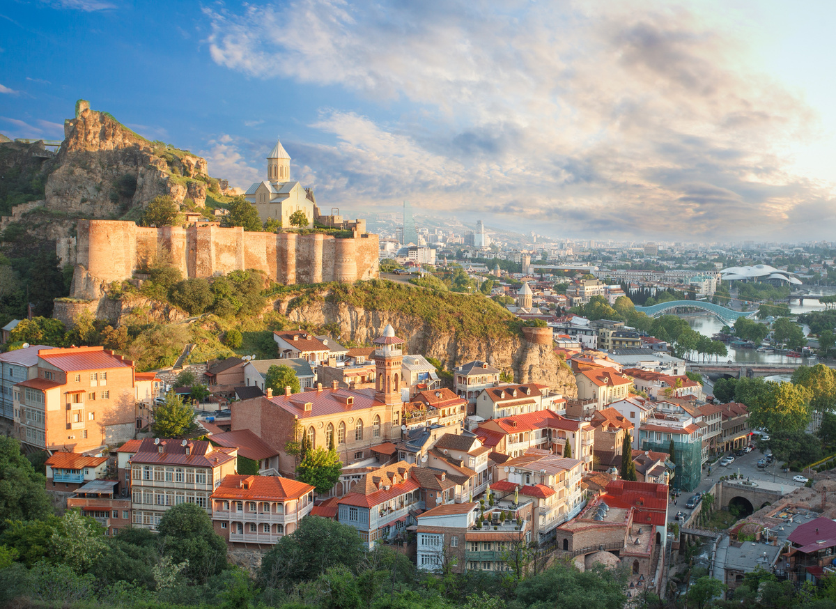 Рекомендуем посетить Старый Тбилиси и насладиться особой атмосферой древности и аутентичности. Источник фото: shutterstock.com