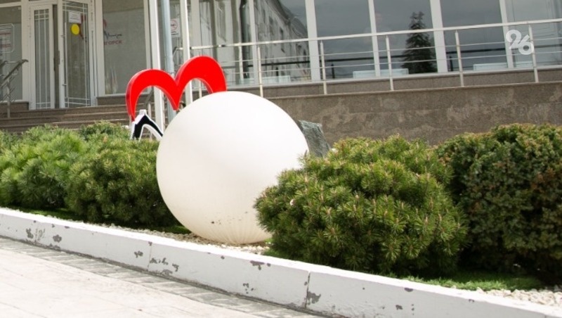    Анонимный пользователь предложил привести в порядок подпорную стену медучреждения Фото: ИА «Победа26»