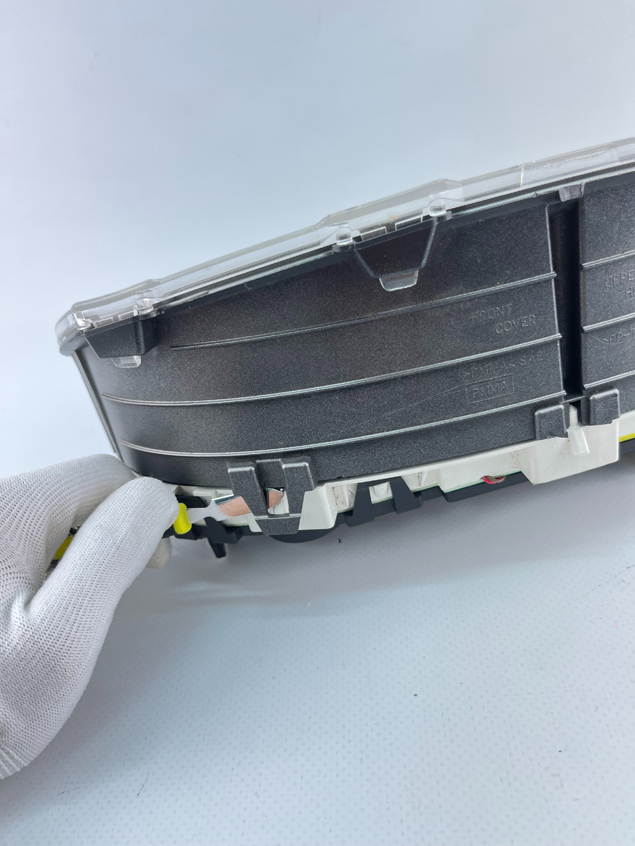 Снимите переднее стекло и маску (в данном случае можно не отделять их друг от друга).