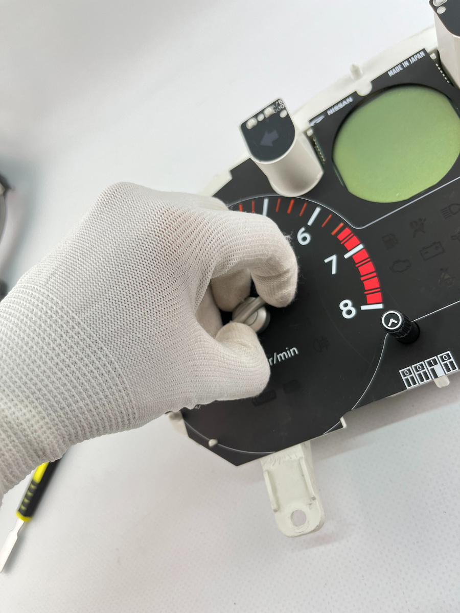 Снимите стрелки, аккуратно потянув строго вверх. Можно использовать вилку, руки или спец-лопатку.