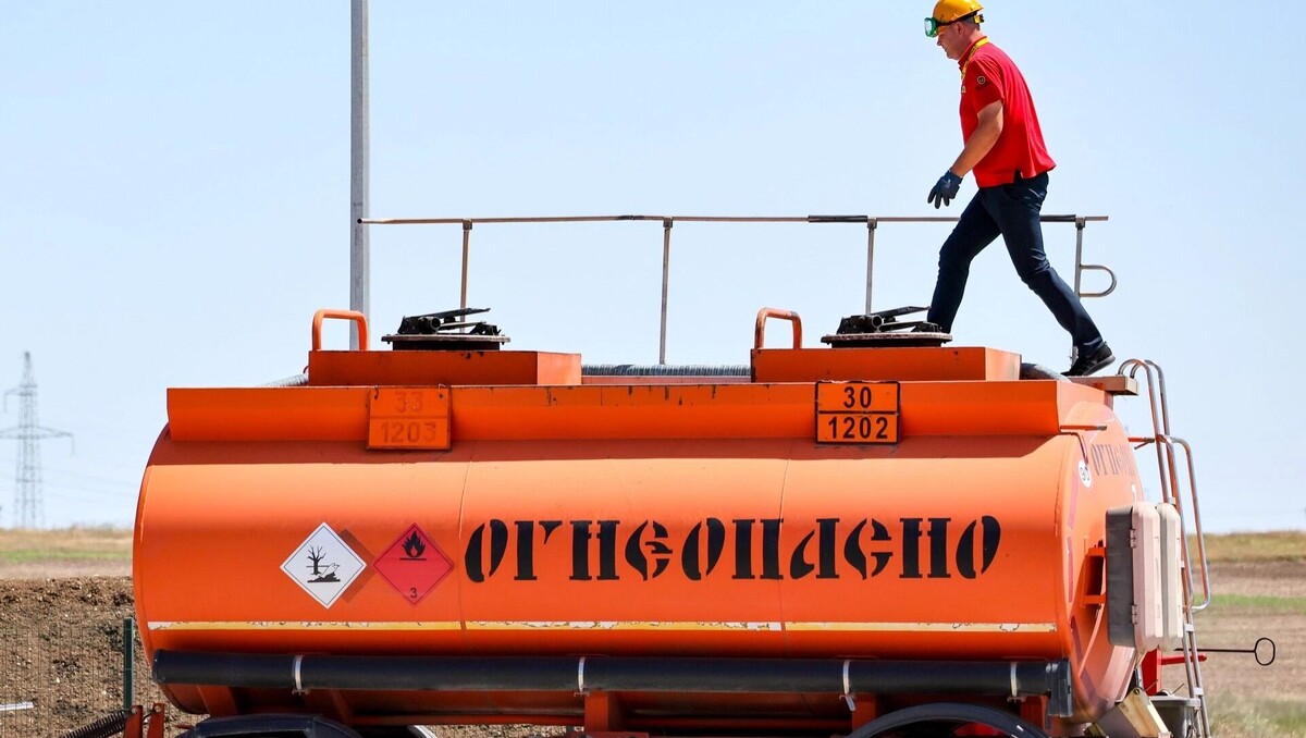 Власти пытаются сдержать резкий рост цен на топливо на внутреннем рынке, но ситуация «огнеопасная». Автор: Сергей Мальгавко. Источник: ТАСС