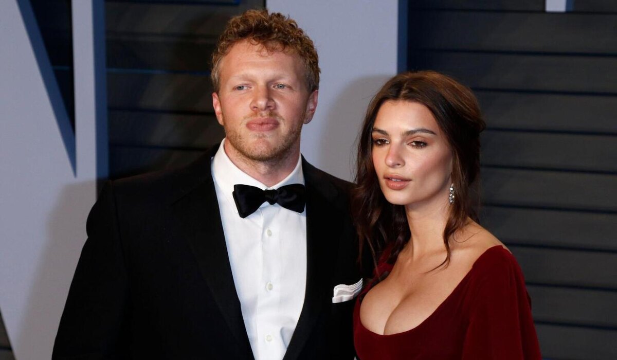     Эмили Ратаковски официально развелась с мужем