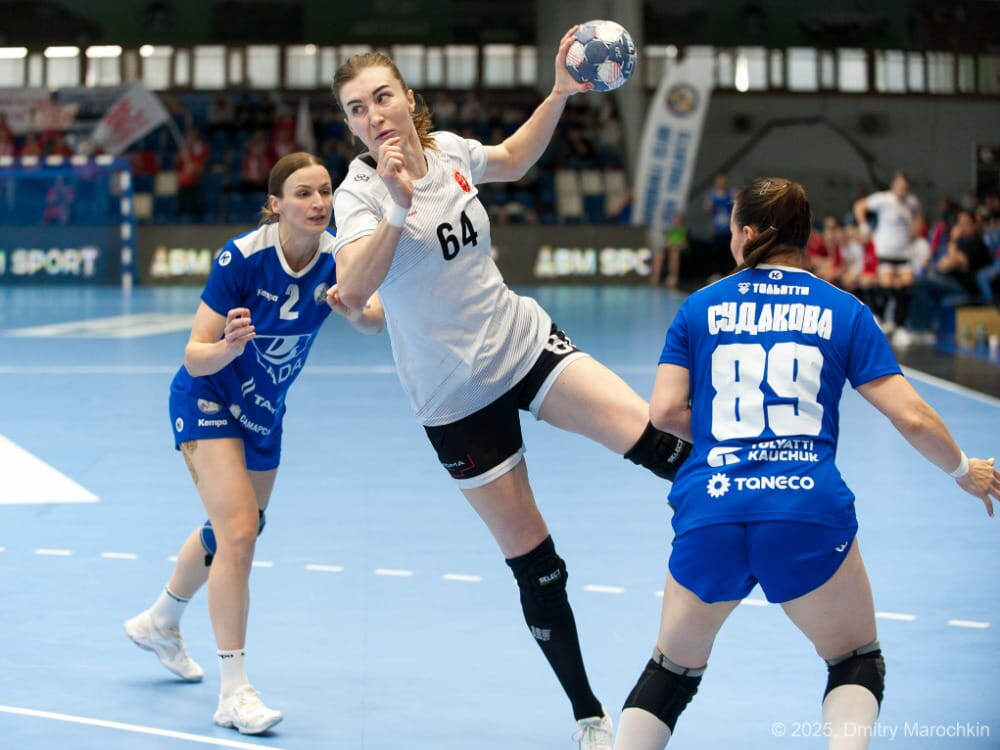    Мария Дудина готова помочь и на краю, и в задней линии, а ещё может защищаться в центре обороны