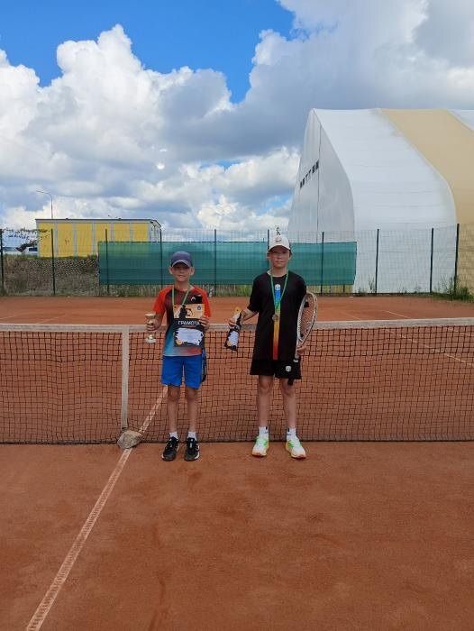 Подведены итоги теннисного турнира «Кубок Псковского кремля»
Фото: группа «Академия тенниса Пскова» в соцсети «ВКонтакте»