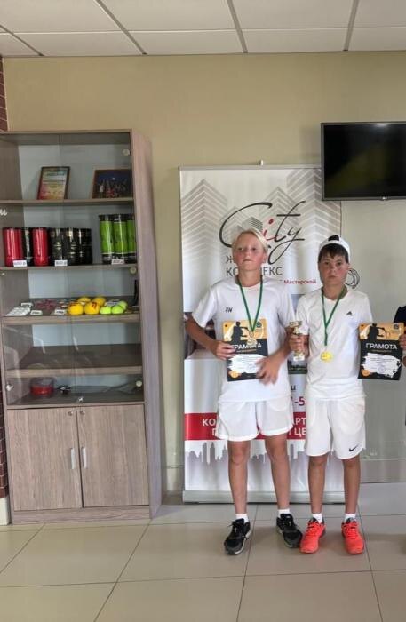 Подведены итоги теннисного турнира «Кубок Псковского кремля»
Фото: группа «Академия тенниса Пскова» в соцсети «ВКонтакте»