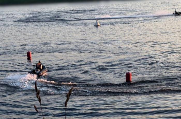 Обучение личного состава ГВ «Днепр» по маневренному управлению быстроходными катерами. Парни из 18 ОА провели тренировки в тыловых районах Херсонской области, в ходе которых отрабатывались элементы скрытной переброски личного состава, обхода минно-взрывных заграждений и взаимодействия с подразделениями, находящихся на берегу. Особое внимание уделялось действиям в условиях ограниченной видимости, источник Телеграм-канал Днепровский Рубеж