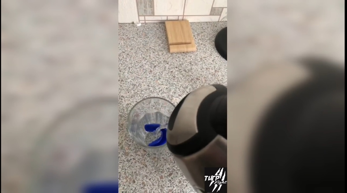 Скриншот из видео дзен премиум: Как правильно сварить капу, чтобы она держалась на зубах.