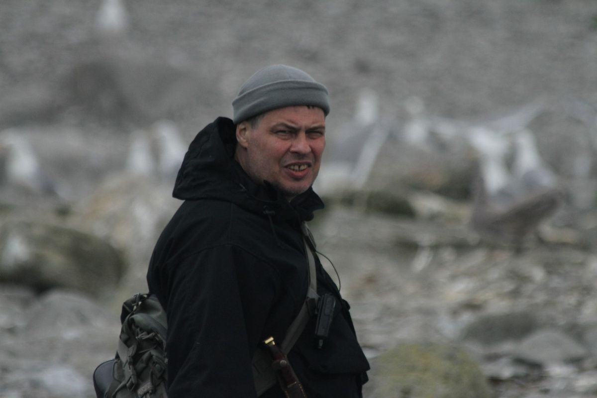 Иван Затевахин во время съемки фильма на острове Топорков, Командоры. Фото: Николай Земцов