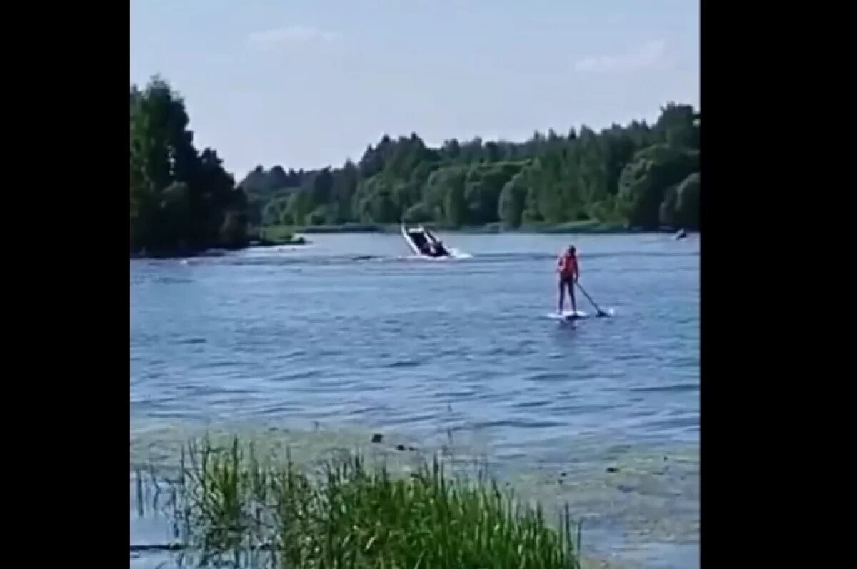    Экстремал на лодке устроил опасное шоу на пляже в Тверской области