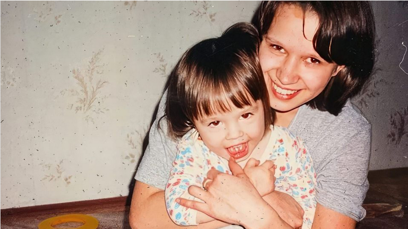 Дарья Зотеева в детстве с мамой.