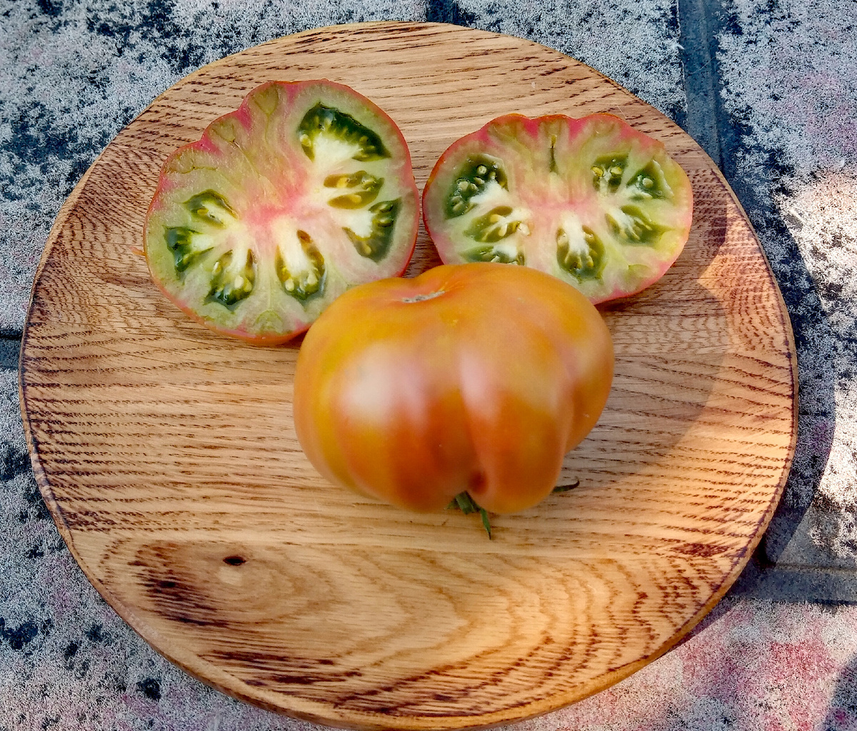 Фото автора от 29.07.2025г. Внутри меня горит костер, среди томатов я призер!