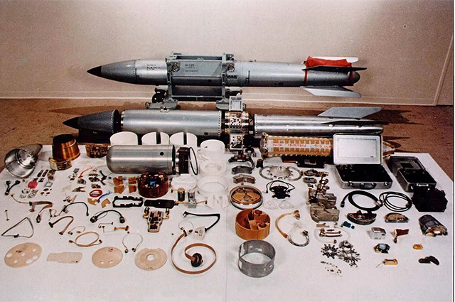    Бомба B61 на разных стадиях сборки. Ядерный заряд — небольшой серебристый цилиндр справа от носового обтекателя. Фото: Commons.wikimedia.org