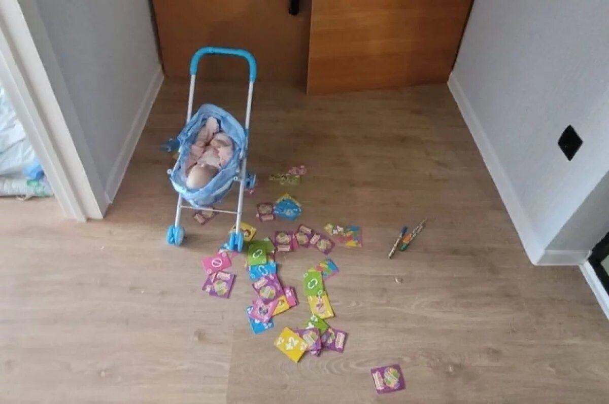    Здесь девочка играла одна, пока мама была на работе.