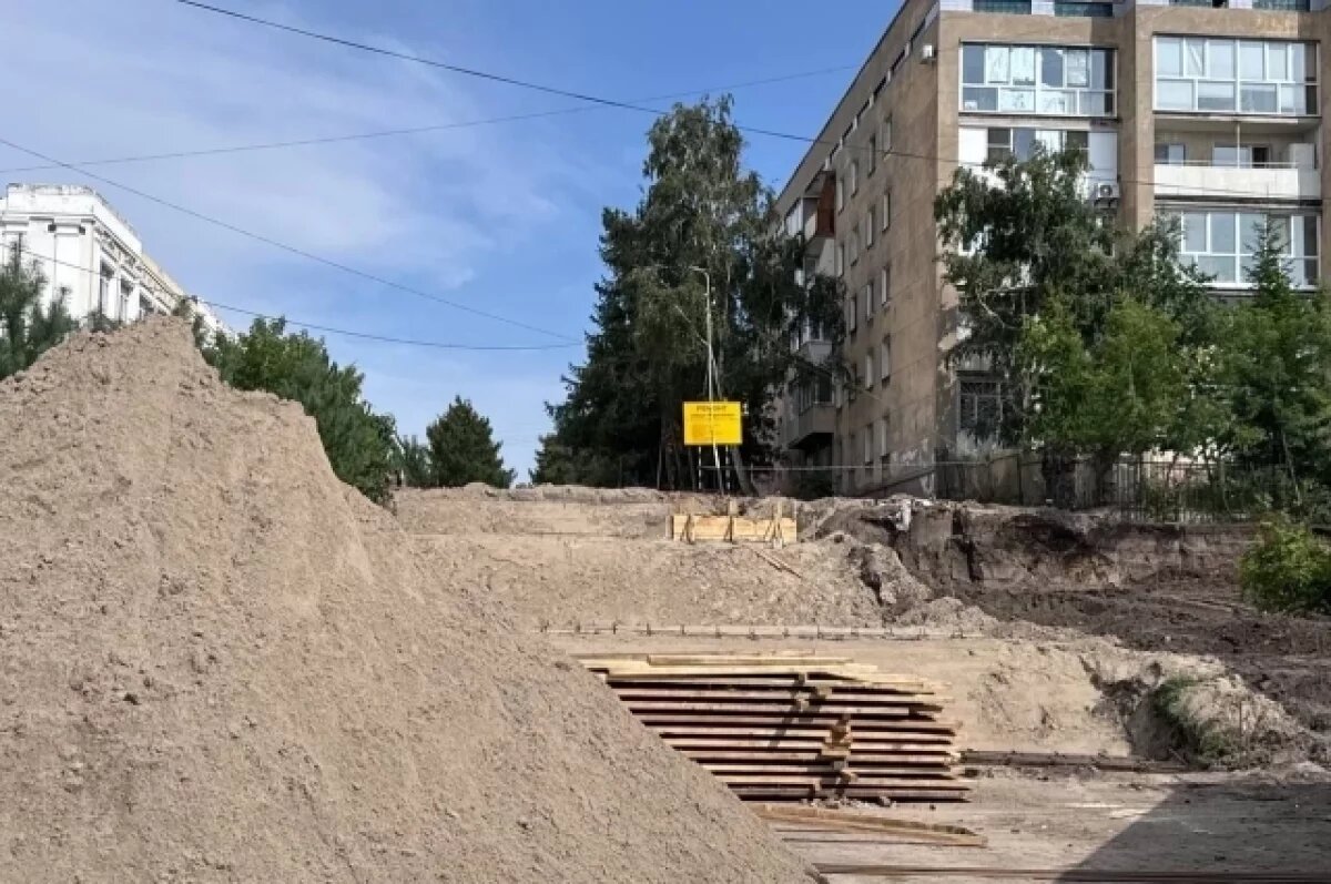    На пляже «Центральный-2» в Омске приступили к возведению лестницы