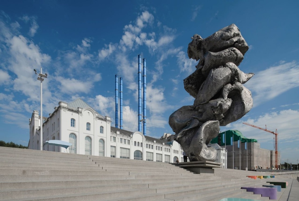 Конец эпохи: в Москве демонтируют «Большую глину № 4» Урса Фишера