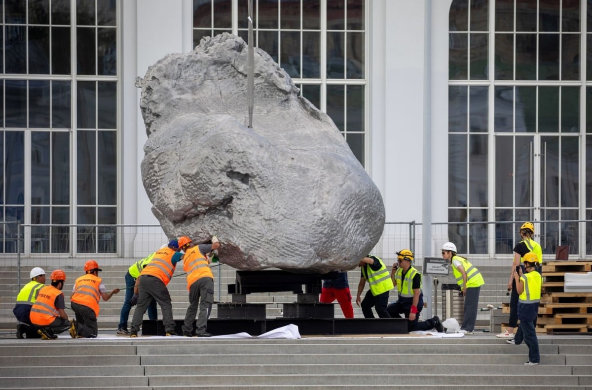 Конец эпохи: в Москве демонтируют «Большую глину № 4» Урса Фишера