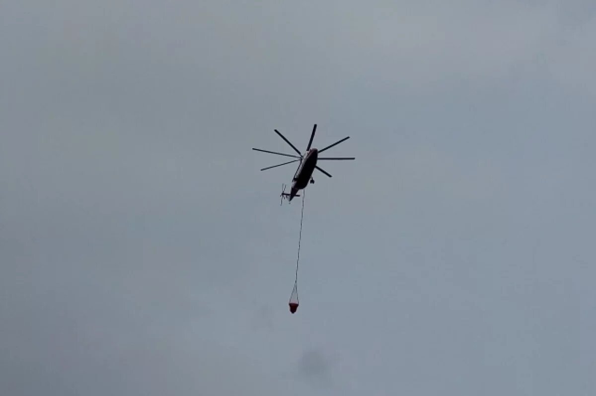    Вертолет МЧС тушит крупный пожар в горах Геленджика