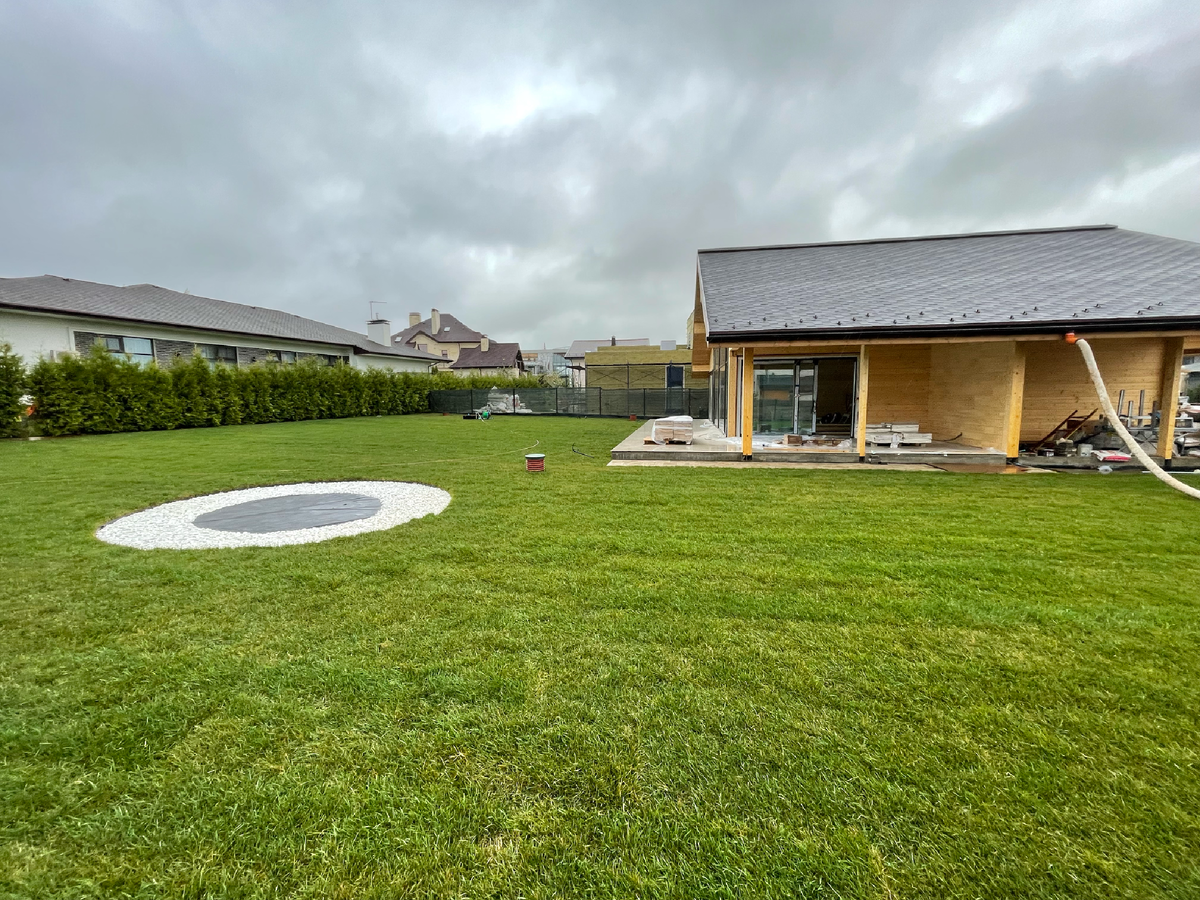 Одна из многочисленных работ ГК Ландшафт по укладке рулонного газона и монтажу монгатьной зоны