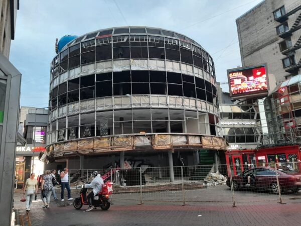 «МаксиСопот» площадью 600 м2 пока обнесен забором и возвышается у станции метро «Приморская»