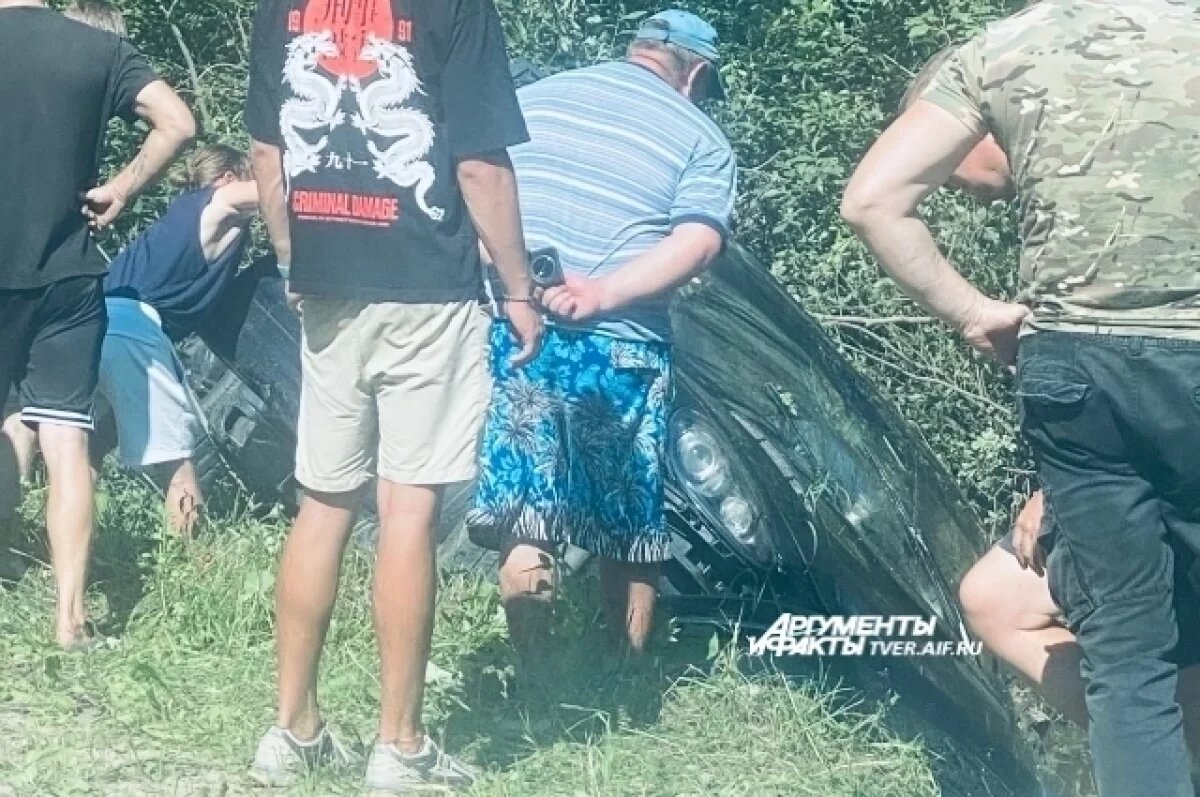    Под Тверью водитель съехал в кювет на опасном участке дороги