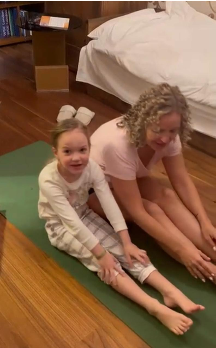 Утром с дочкой мы всегда разминаемся.