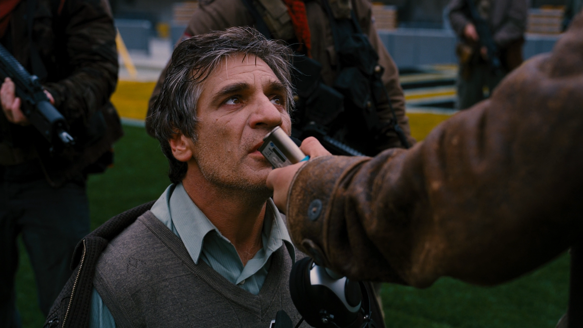    Алон Абутбул в роли доктора Леонида Павела. Кадр из фильма «Тёмный рыцарь: Возвращение легенды»