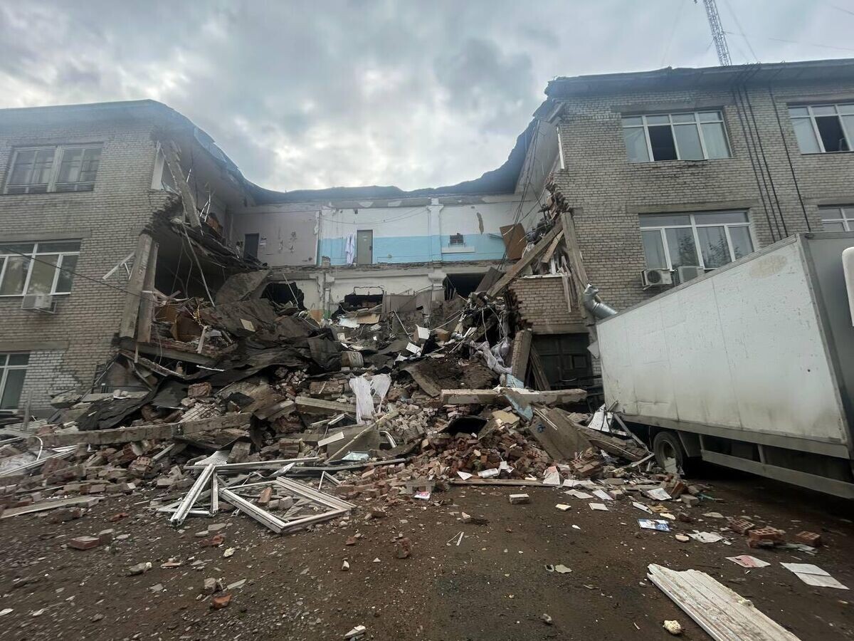    Обрушение здания в Екатеринбурге© Фото : Будни пожарного