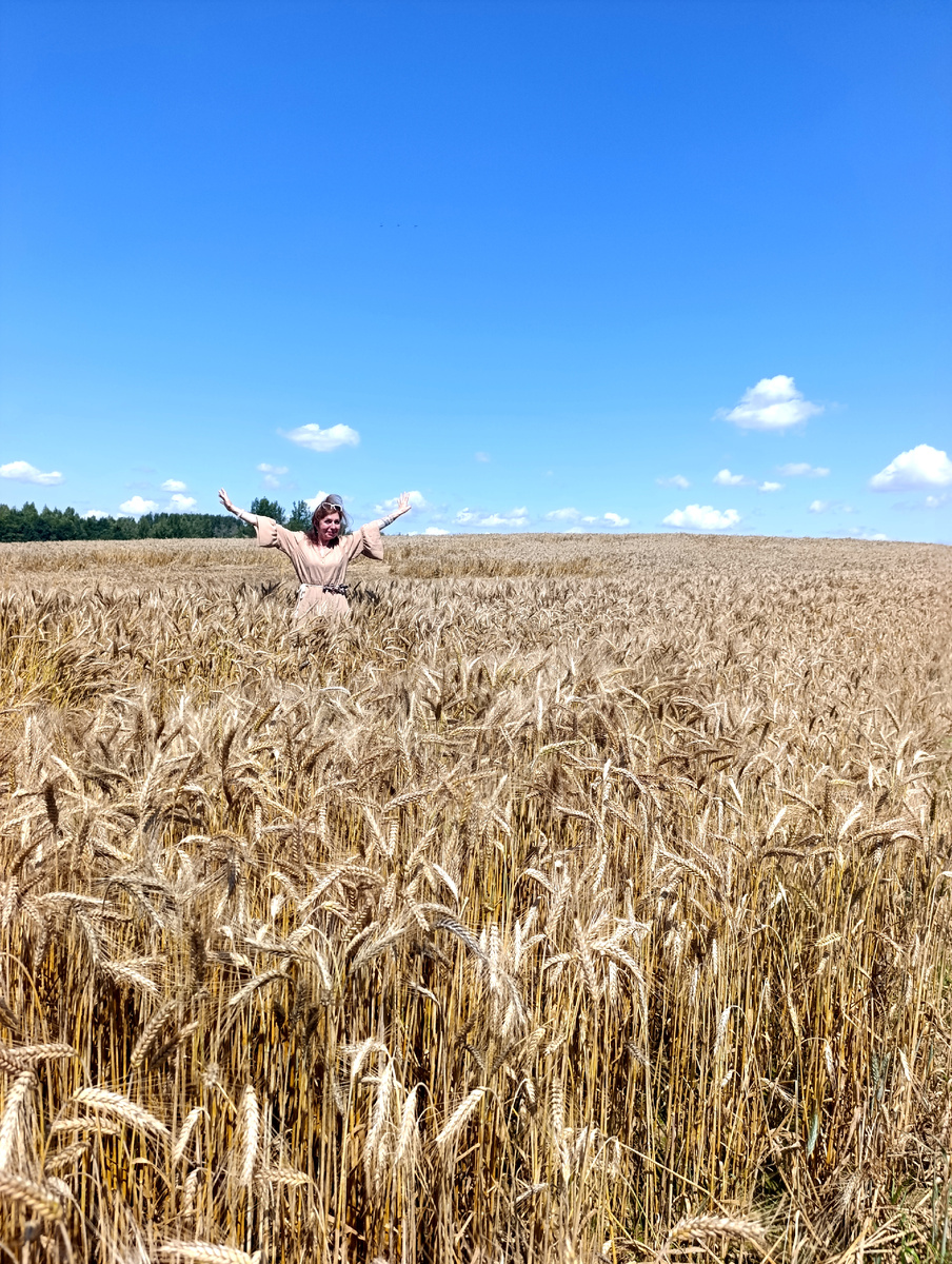 Завалиться бы здесь и никуда не спешить. Просто лежать и смотреть в небо. 