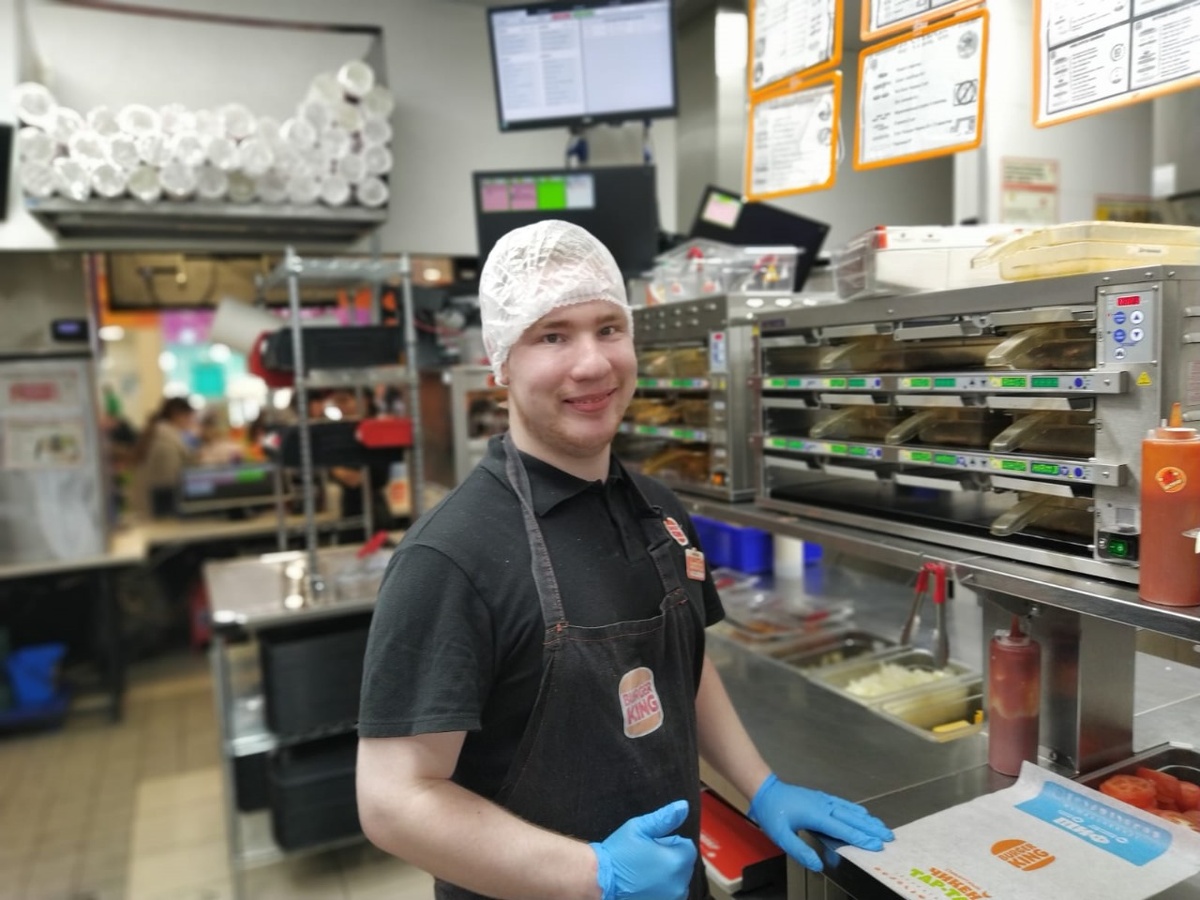 Андрей осваивает новые навыки на рабочем месте