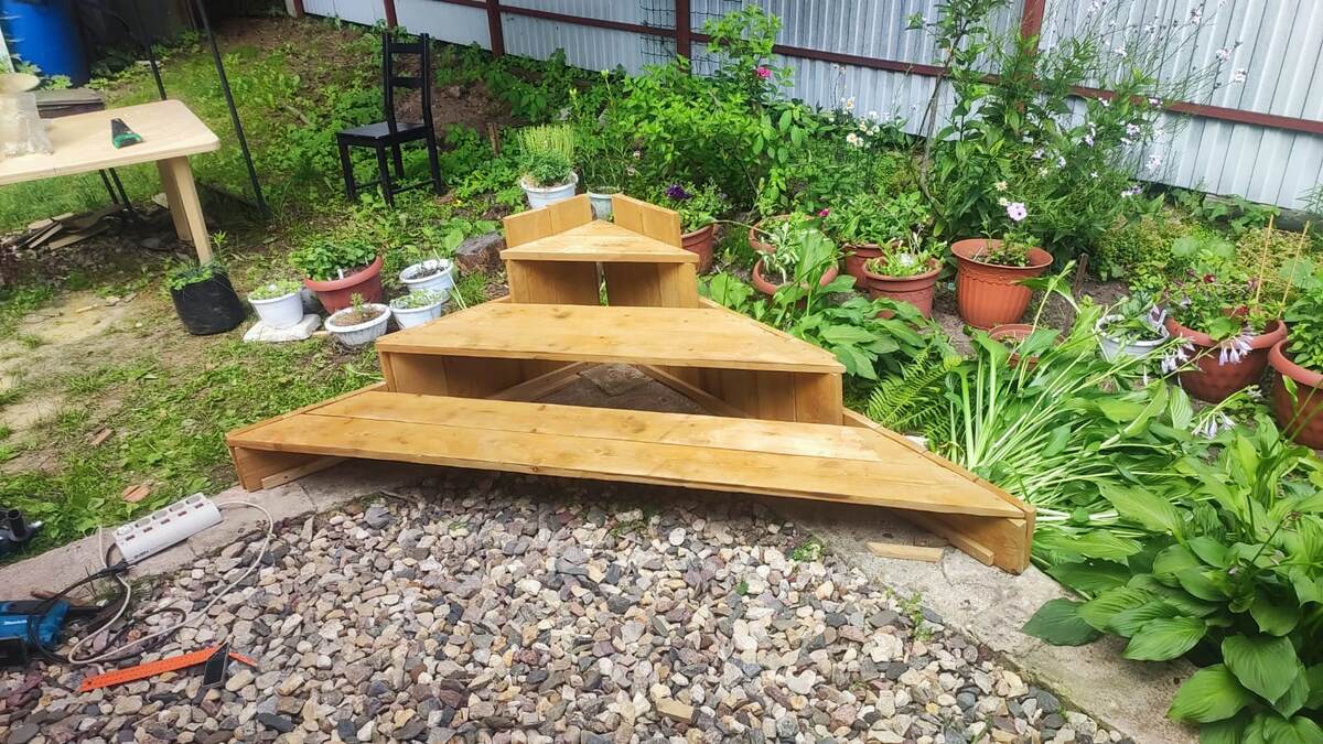 Такая подставка для горшков теперь у меня есть, а цветения нет... 