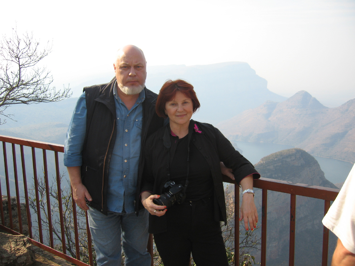 По дороге из Йоханнесбурга в заповедник Лондолози и национальный парк Крюгера надо обязательно остановиться у Драконовых гор. О них мы вам подробно рассказывали. И показывали. Здесь всегда дымка - это дышат драконы! ЮАР, Драконовы горы.